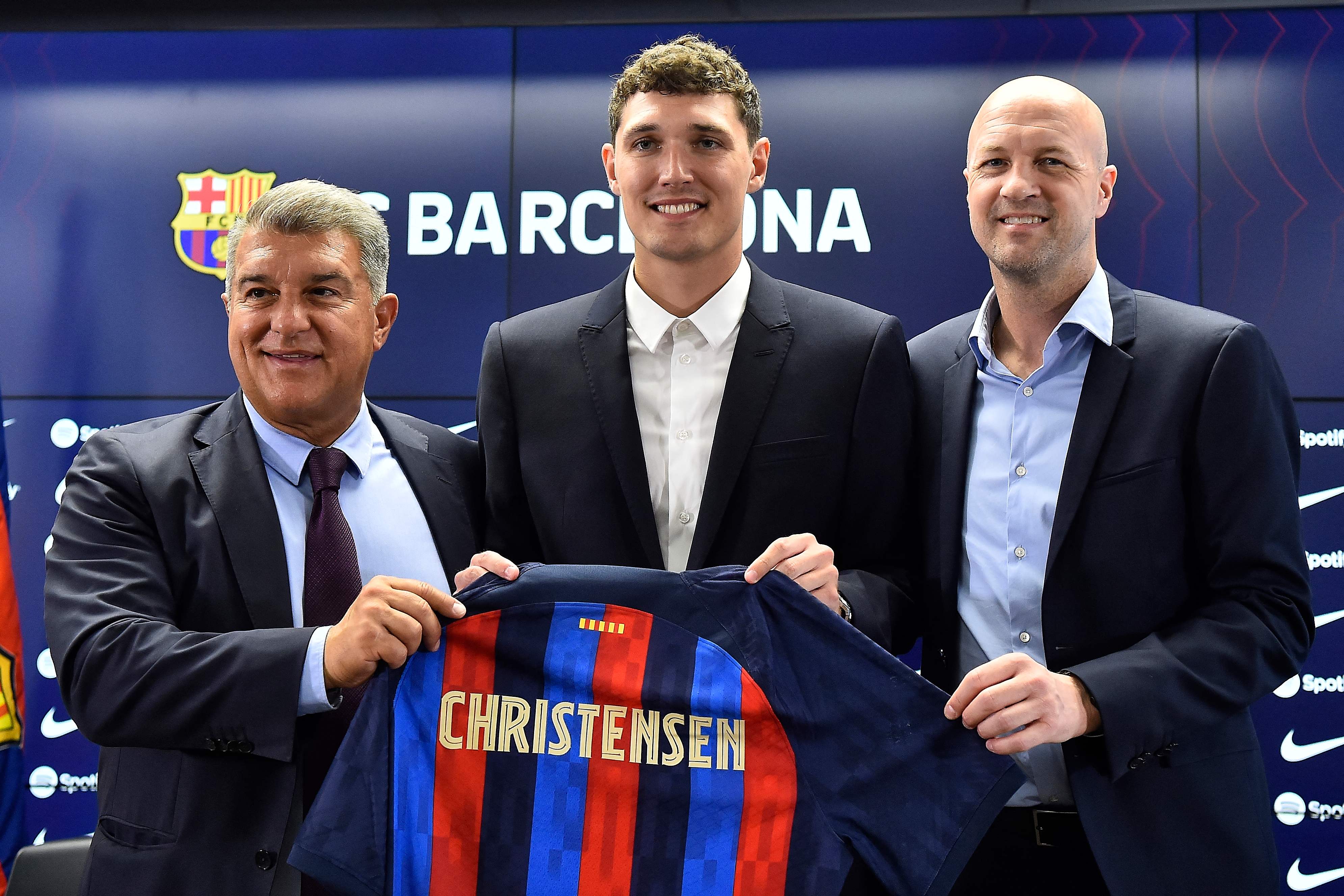 Direktur Olahraga Barcelona Jordi Cruyff (kanan) saat memperkenalkan pemain baru Andreas Christensen, 7 Juli 2022.