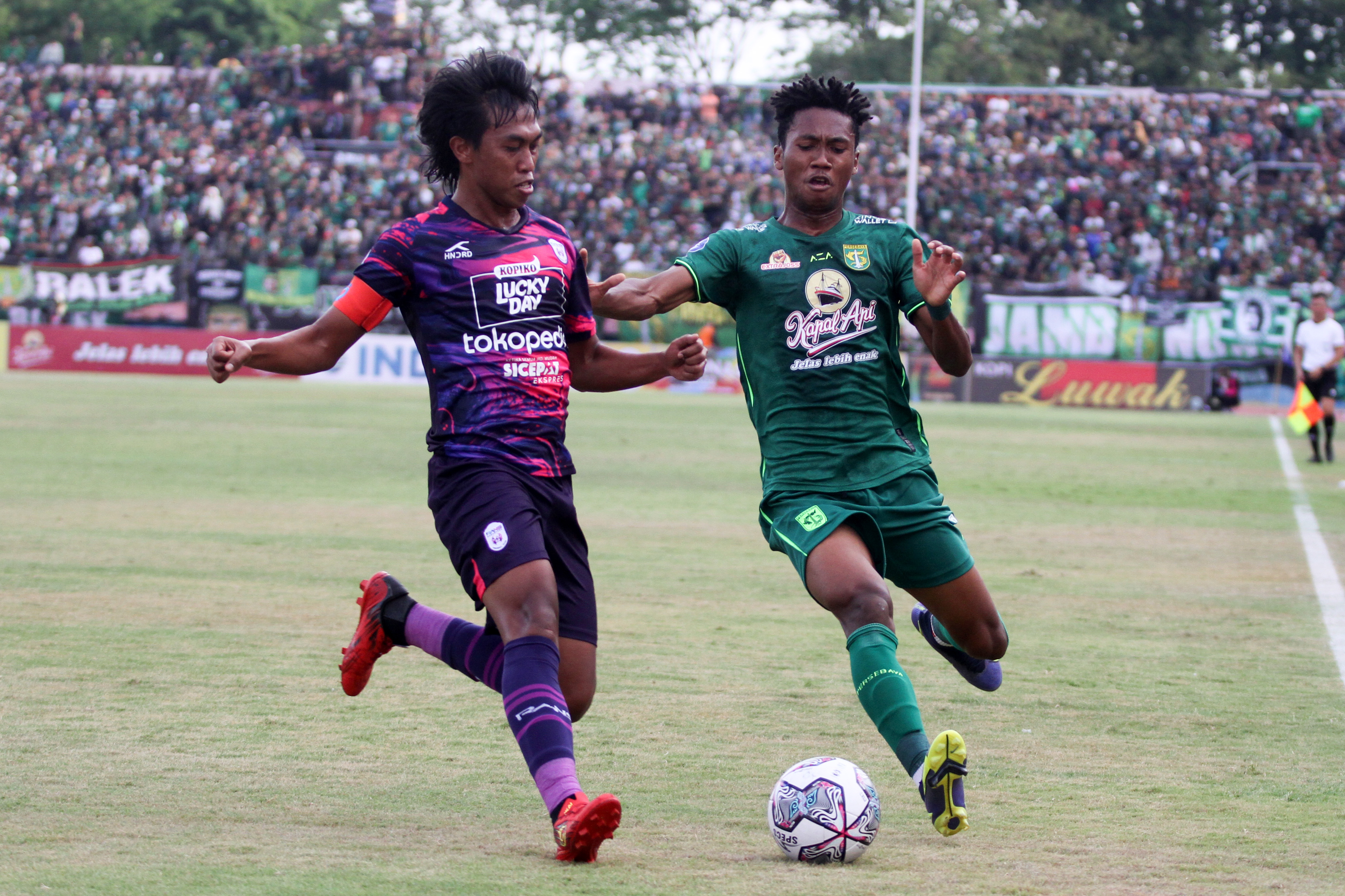 Ady Setiawan (kiri) saat masih membela RANS Nusantara FC.