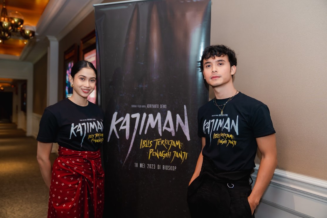 Aktor Jourdy Pranata (kanan) dan lawan mainnya di film Kajiman: Iblis Terkejam Penagih Janji Aghniny Haque.