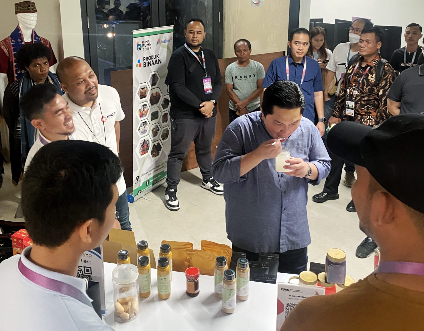 Menteri BUMN Erick Tohir Menyicipi koang-kaling di salah satu gerai UMKM binaan MIND ID