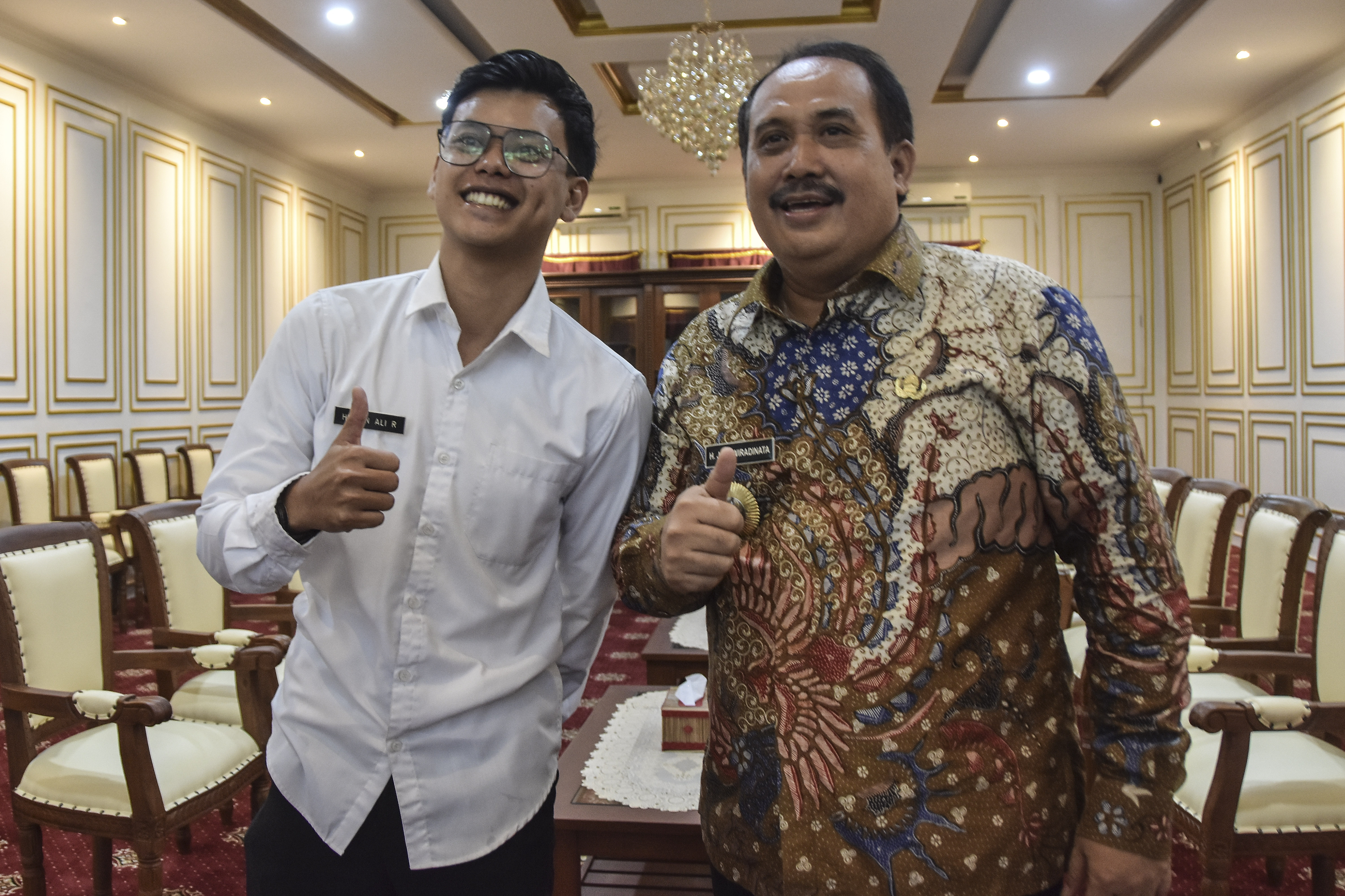 Bupati Pangandaran Jeje Wiradinata (kanan) berfoto bersama dengan Aparatur Sipil Negara (ASN) tenaga Guru Husein Ali, Kamis (11/5).