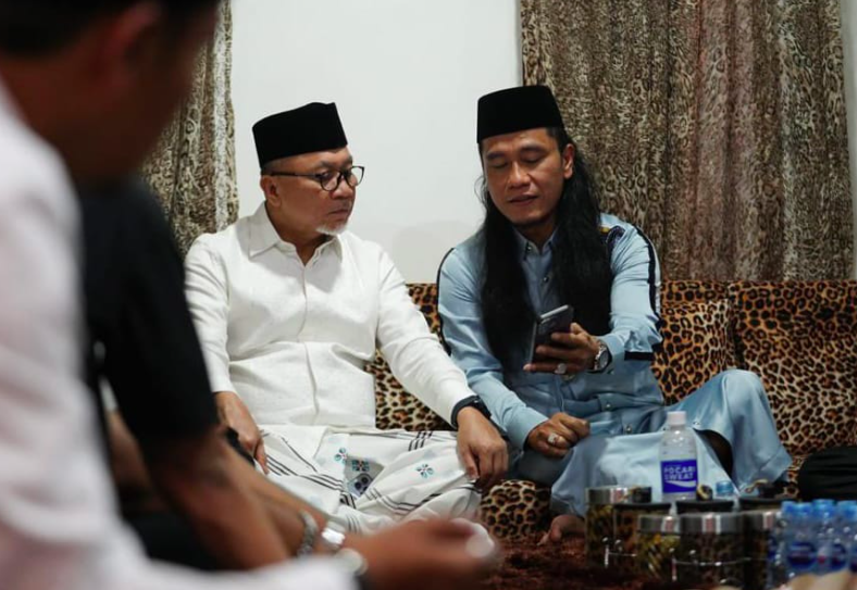 Sowan ke Ponpes Gus Miftah, Zulhas Bagikan Santunan untuk Pendidikan