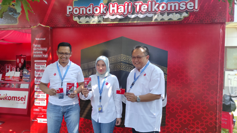 Petinggi PT Telkomsel saat mengunjungi embarkasi pemberangkatan haji di Surakarta, Jawa Tengah