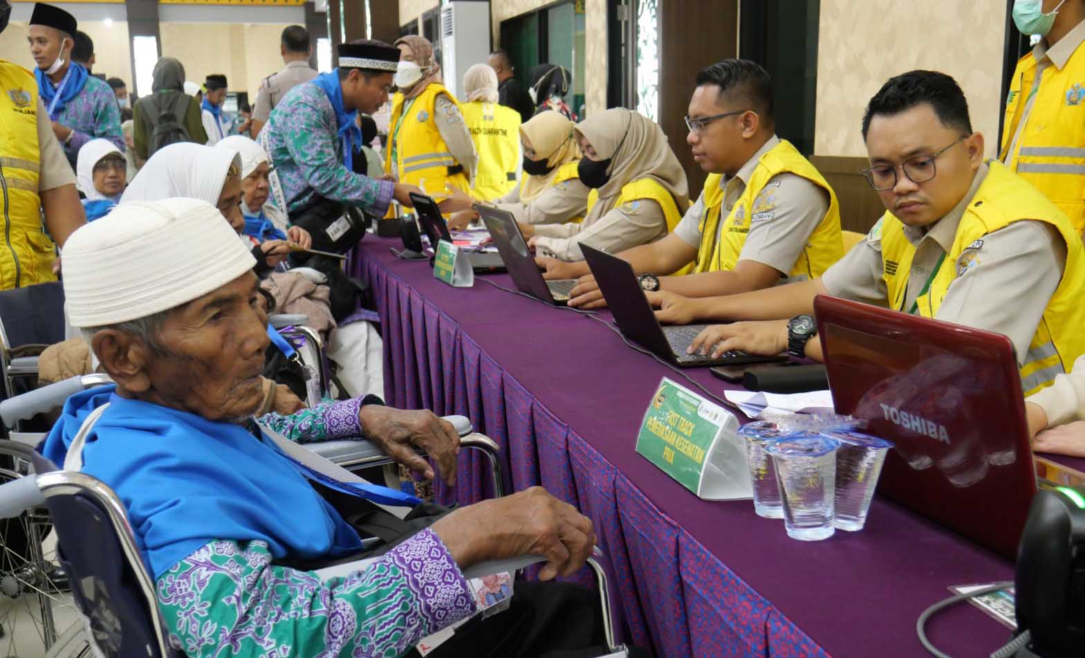 Jemaah Kloter 1 Asal OKU Timur tiba di Asrama Haji Palembang, Jumat (26/5).