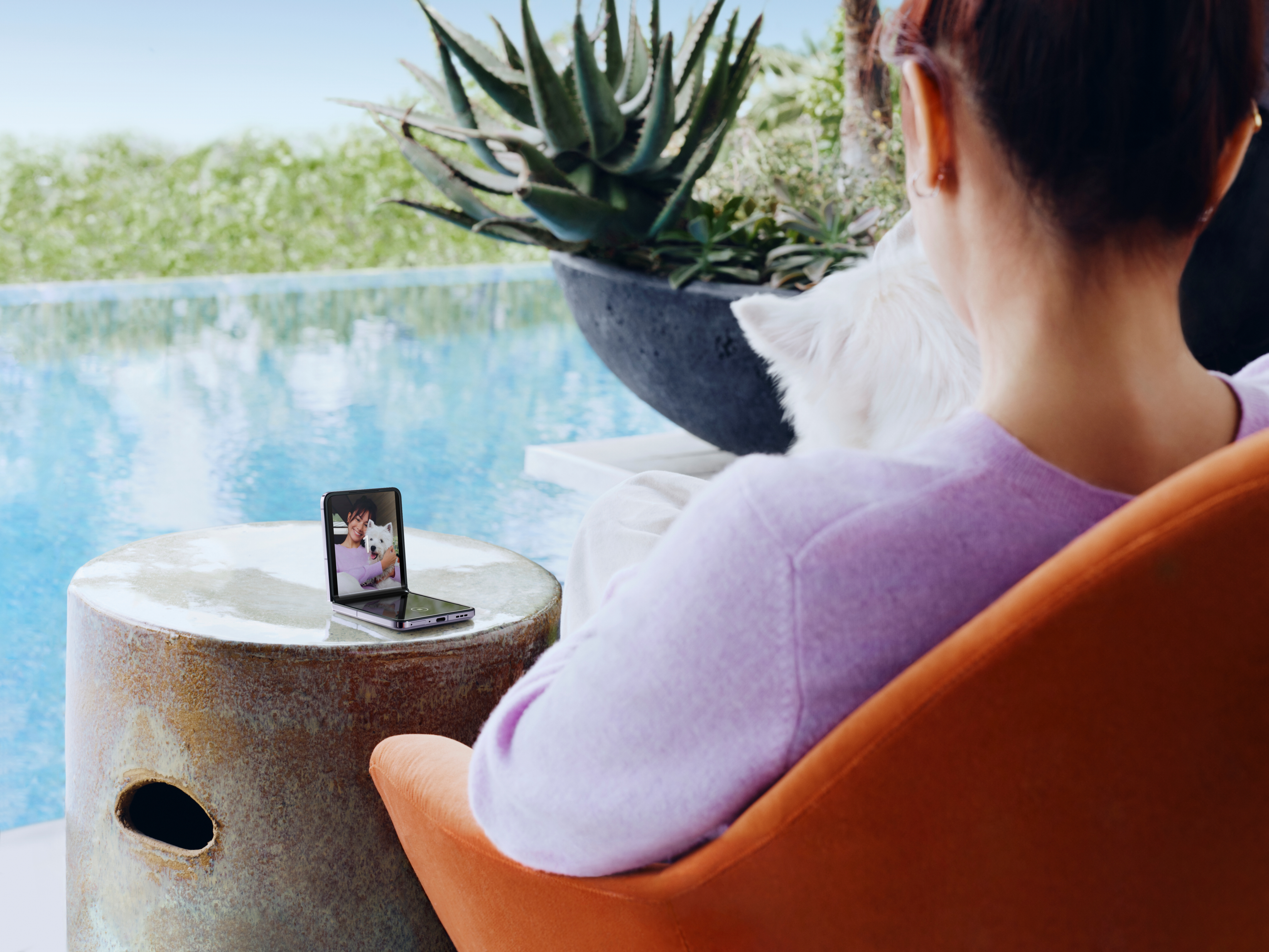 Pertimbangan desain yang menarik juga menjadi salah satu alasan memilih ponsel flip.