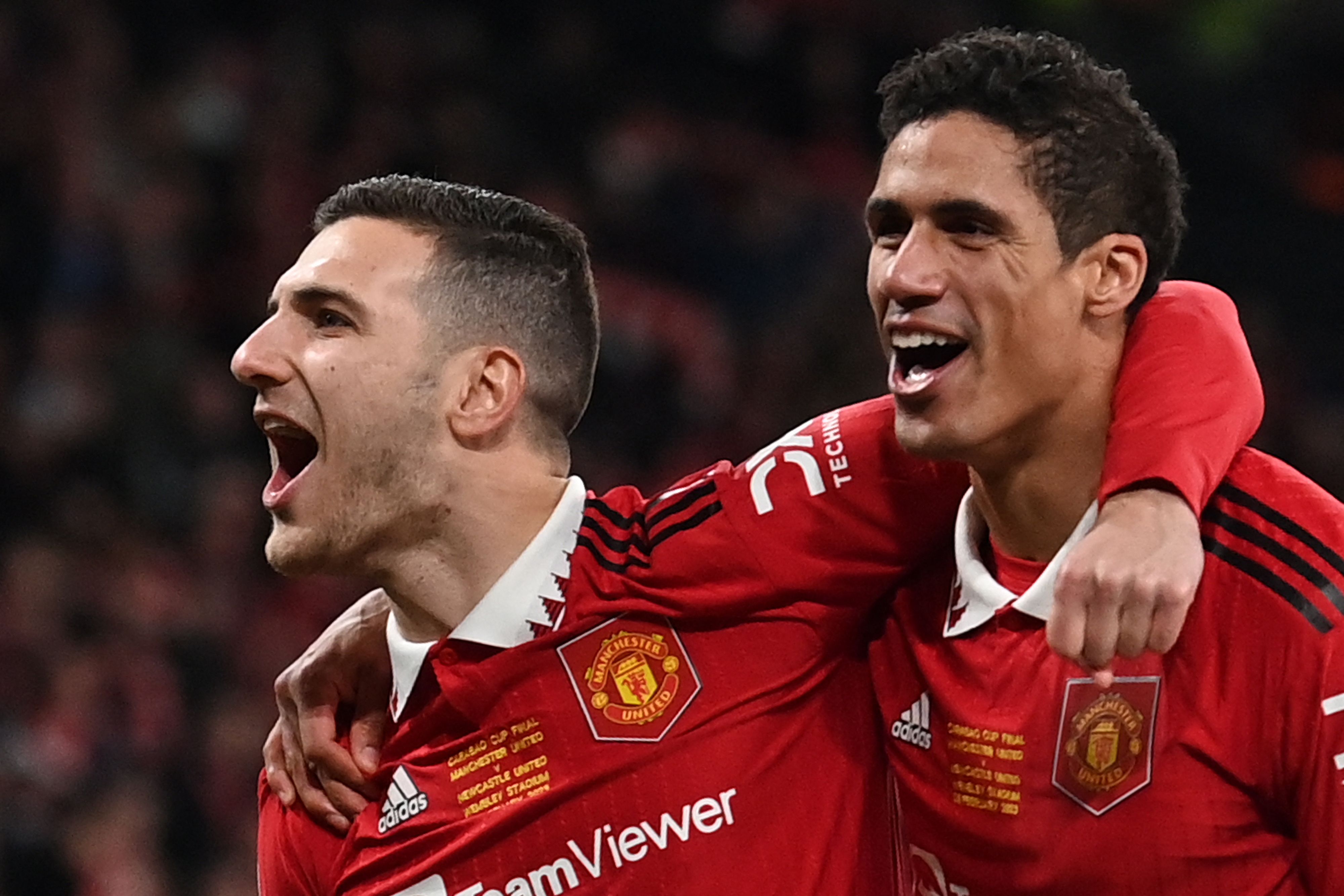 Raphael Varane (kanan).