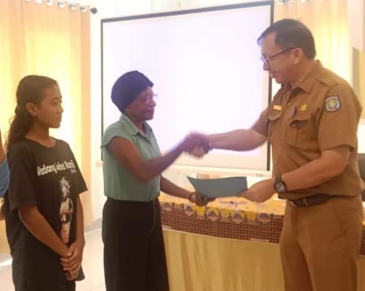 Kepala Dinas Kesehatan Kabupaten Sorong Ronney CH N Kalesaran menyerahkan sertifikat kepada peserta pelatihan