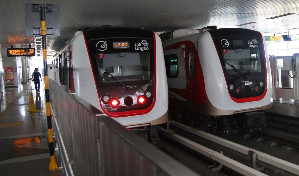Rangkaian gerbong LRT tengah parkir di Stasiun Velodrome, Jakarta, Jumat (17/3/2023).