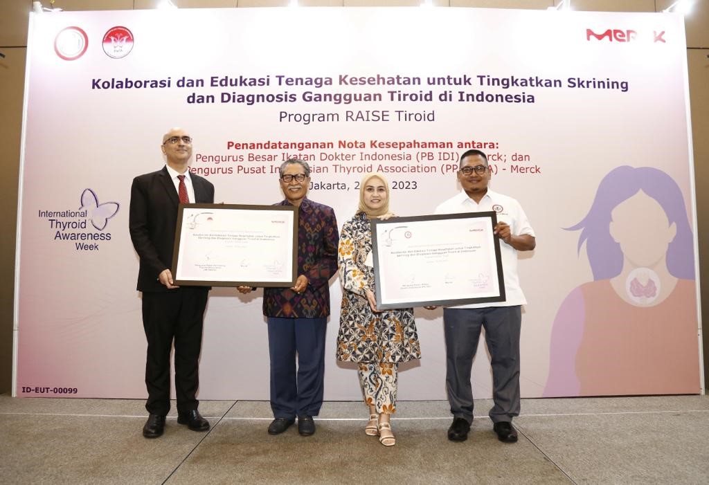 Merck bersama PB IDI dan InaTA, melakukan penandatanganan nota kesepahaman sehubungan dengan program RAISE Tiroid di Jakarta, Kamis (26/5).