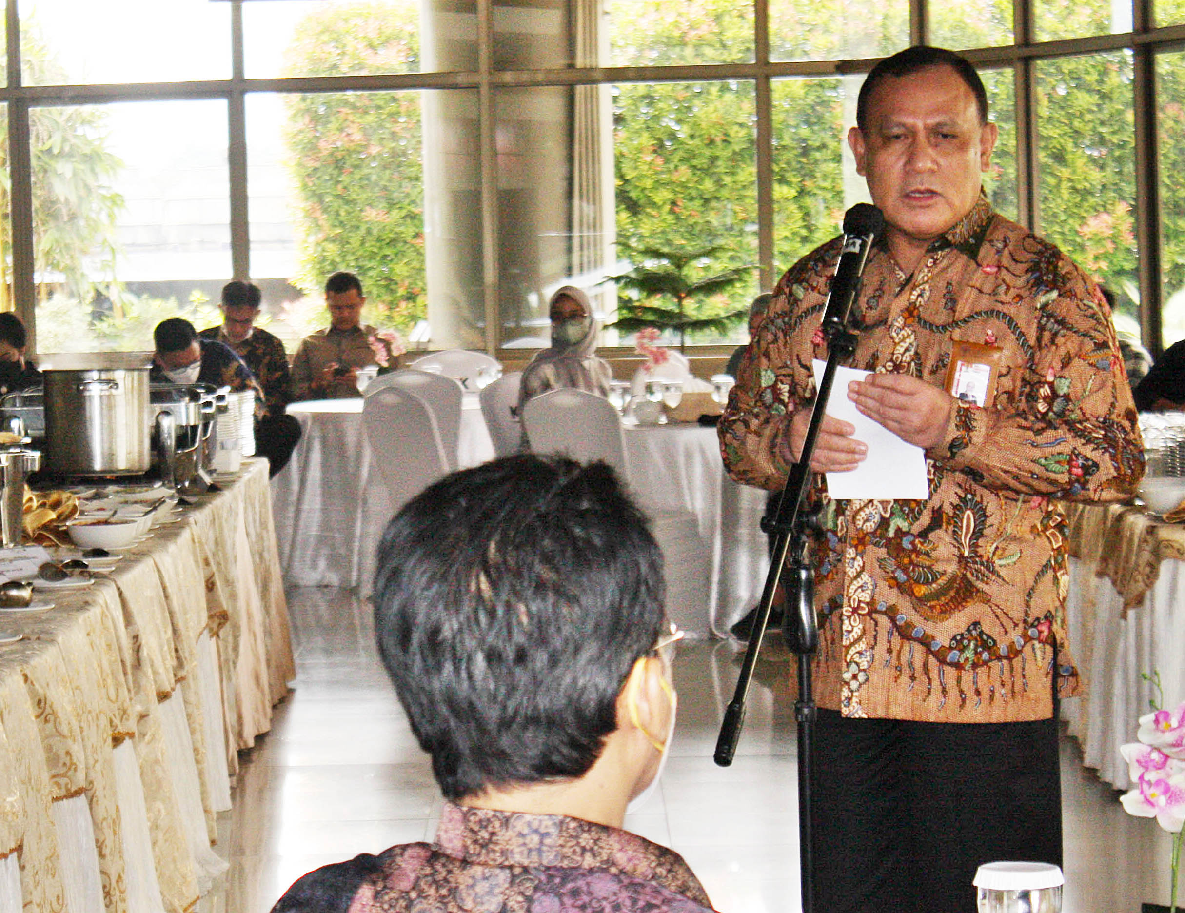 Ketua Komisi Pemberantasan Korupsi (KPK) Firli Bahuri (kanan)