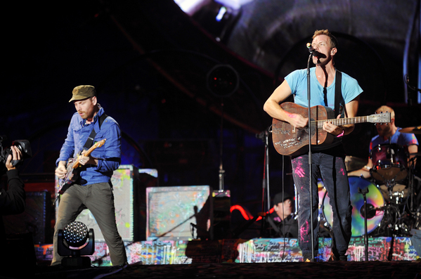 Band Coldplay saat konser di Praha.