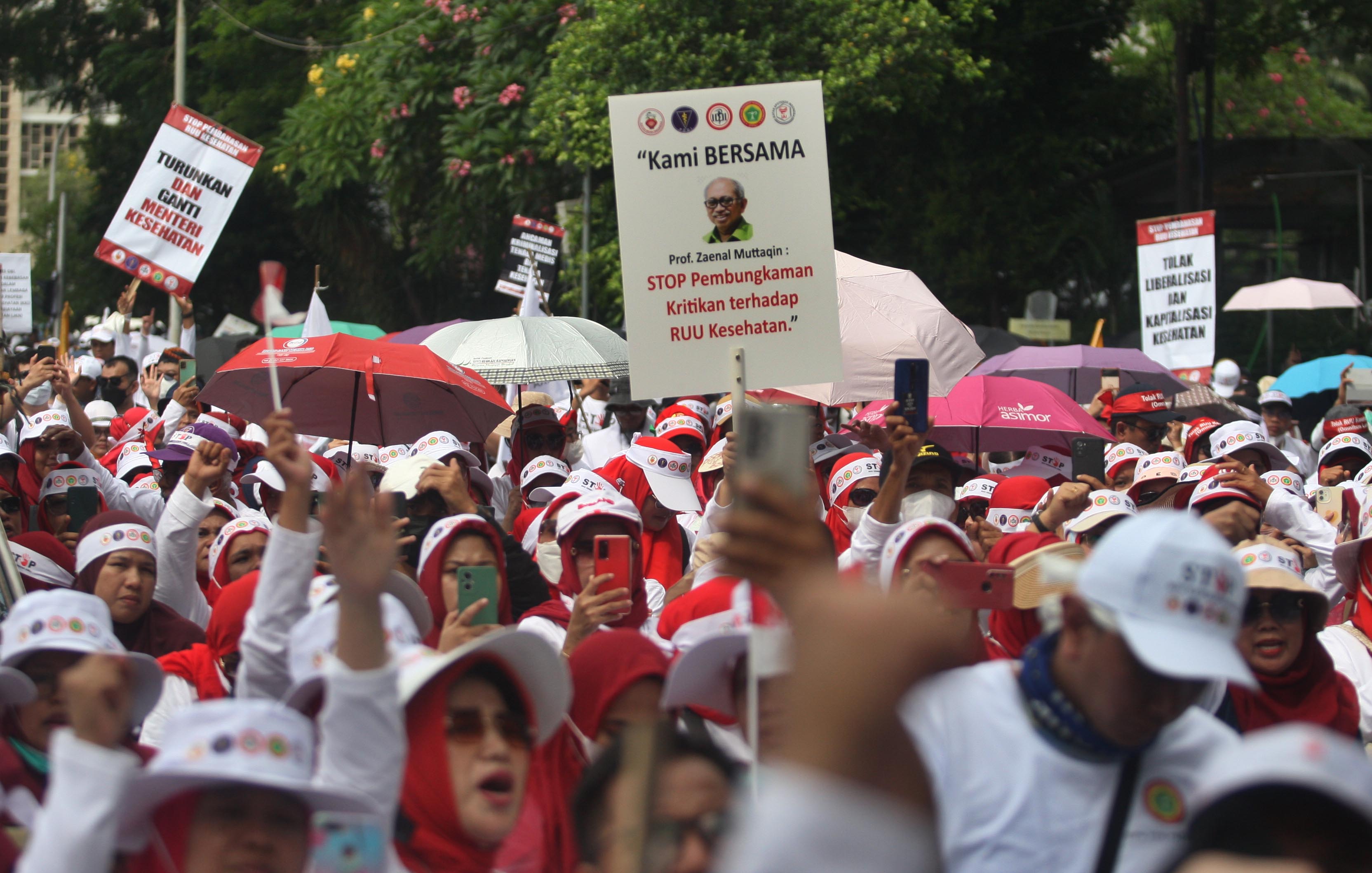 Unjuk rasa menolak RUU Kesehatan oleh lima organisasi profesi kesehatan di Jakarta, Senin (8/5).