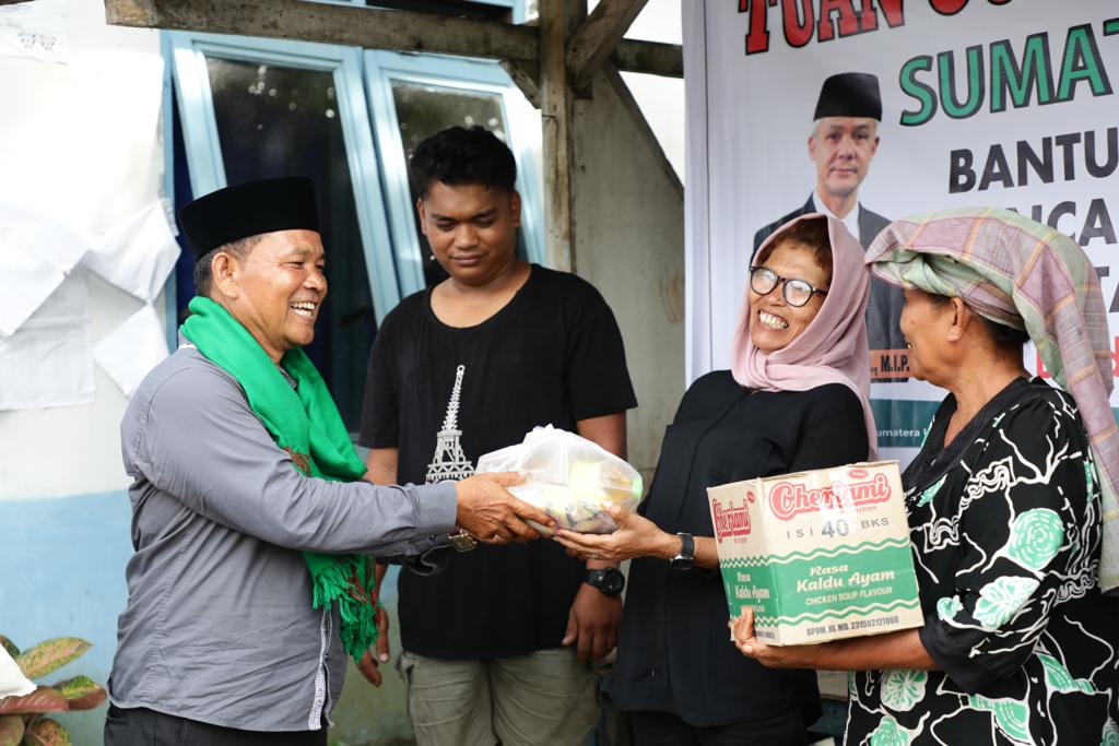 Sukarelawan TGS Ganjar Sumut beri bantuan ke korban banjir bandang di Deli Serdang
