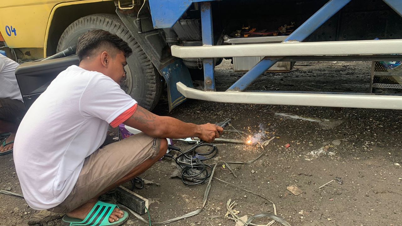 Komunitas Sopir Truk beri bantuan alat las ke sopir truk di Tangerang