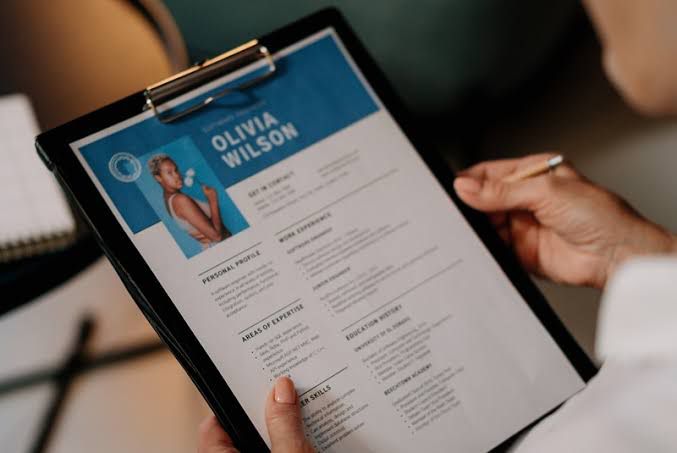 Membuat daftar riwayat hidup untuk melamar kerja