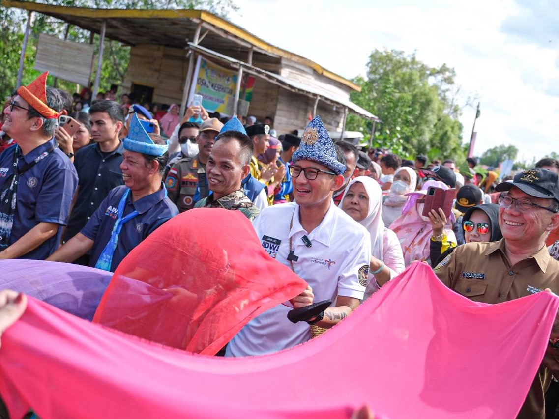Menparekraf Sandiaga Uno saat berkunjung ke Desa Wisata Sungsang IV Kabupaten Banyuasin.