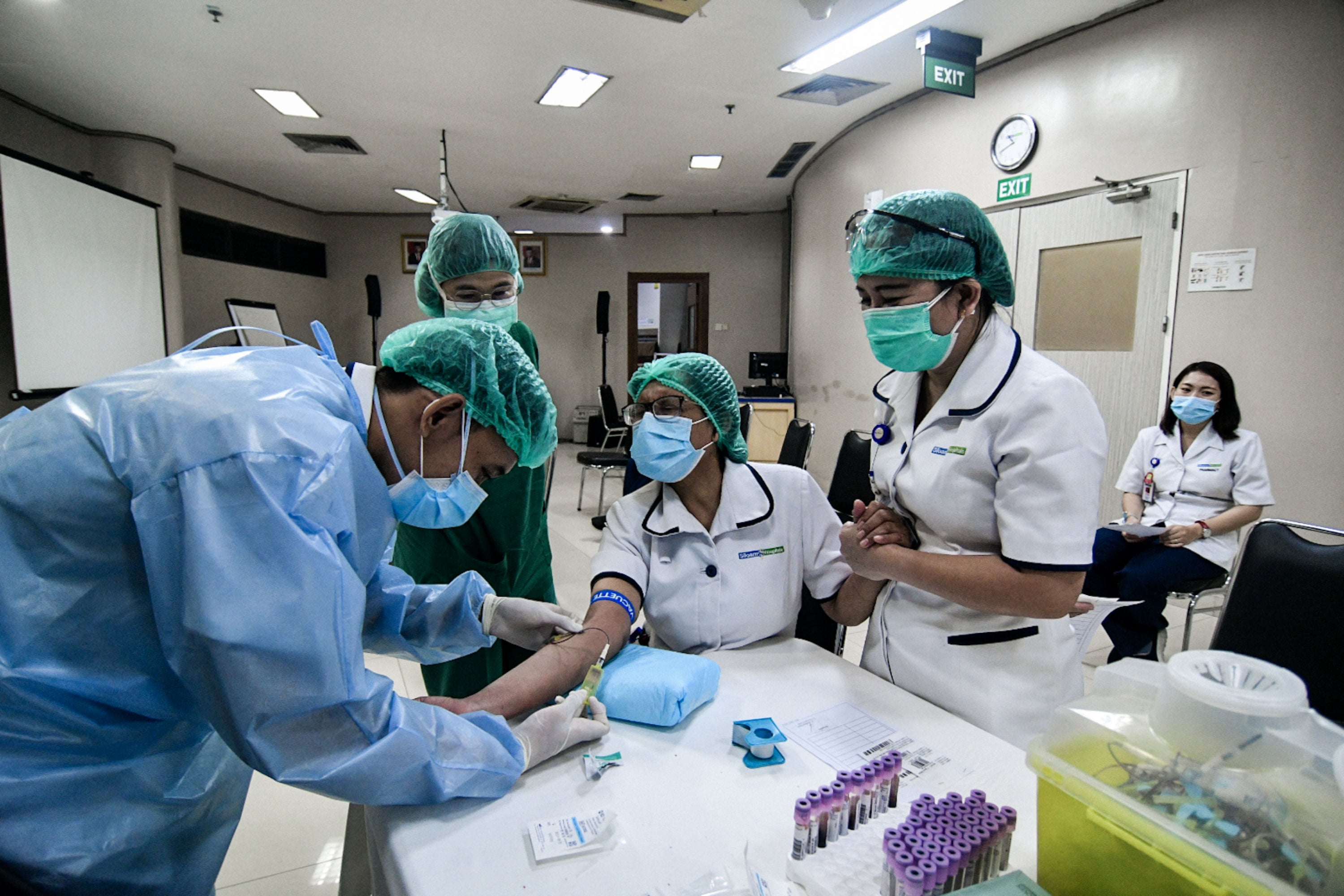 Petugas medis melakukan tes serelogy di RS Siloam, Kebon Jeruk, Jakarta Barat.