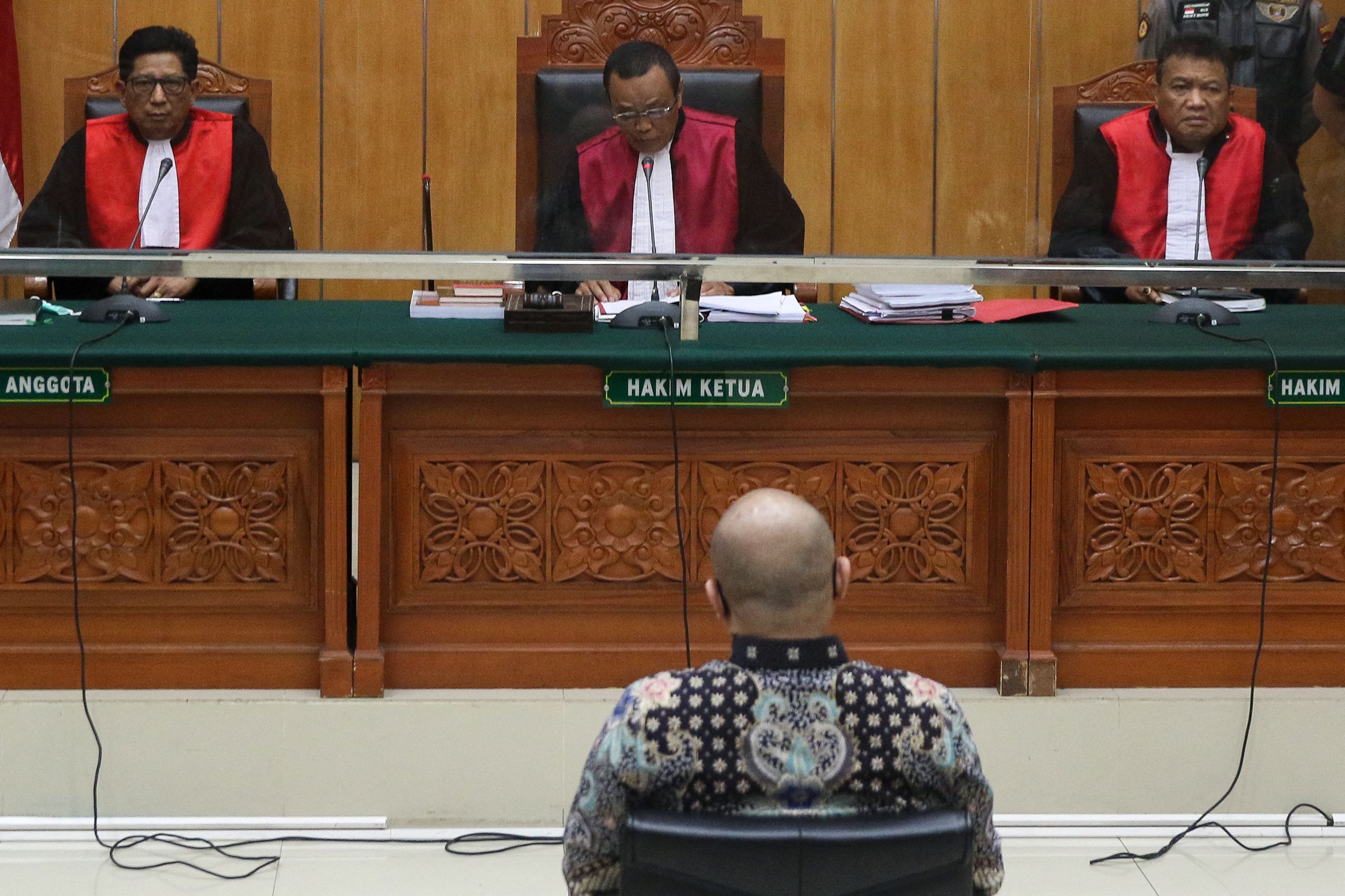 Mantan Kapolda Sumatera Barat Teddy Minahasa menyimak vonis putusan yang dibacakan oleh majelis hakim