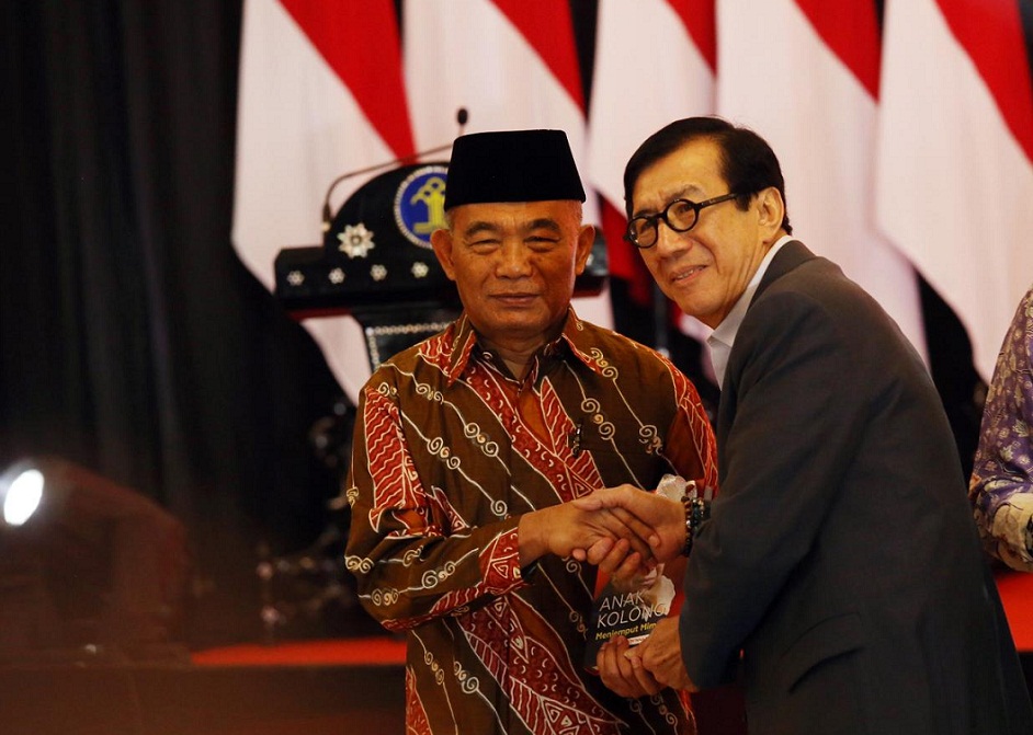 Menko PMK Muhadjir Effendy (kiri), Menteri Hukum dan HAM Yasona Laoly (kanan).