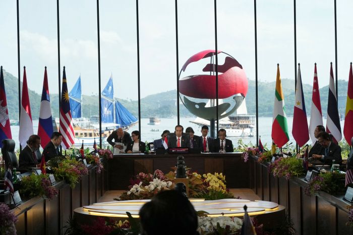 Presiden RI Joko Widodo (tengah) berbicara pada KTT ASEAN di Labuan Bajo, NTT, Rabu (10/5).