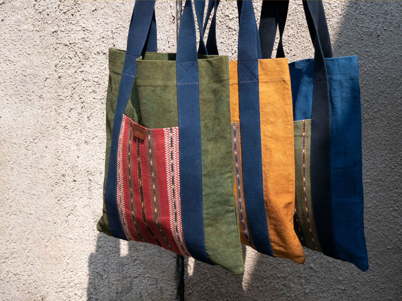 Totebag produk Noesa yang hadir di Toko Merci, Paris, Prancis