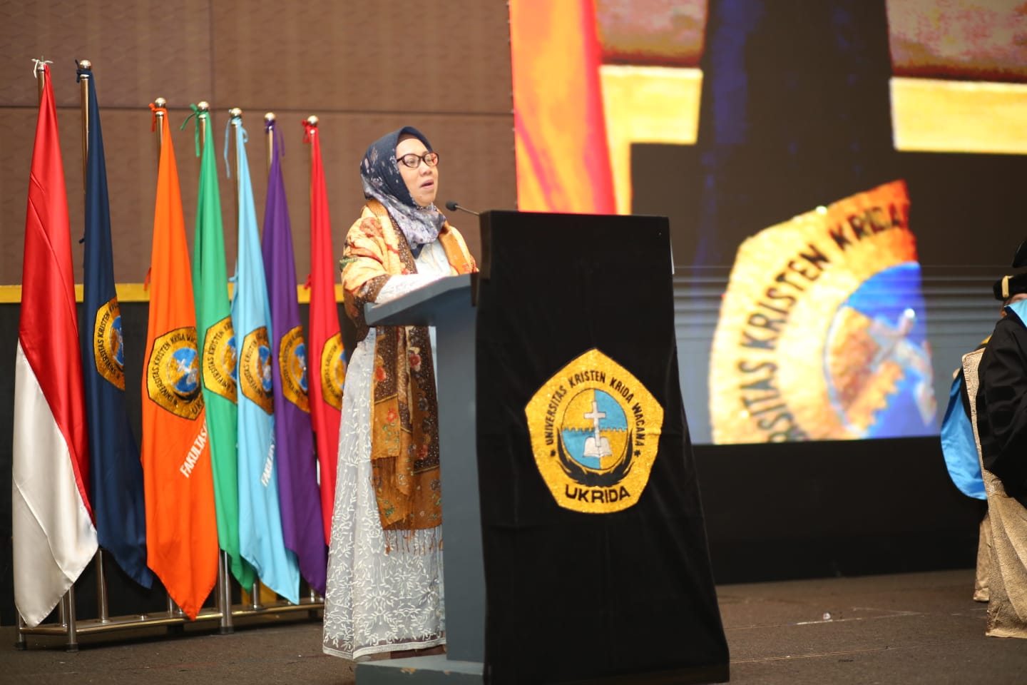 Kepala LLDIKTI Wilayah III Jakarta Paristiyanti Nurwardani saat acara wisuda Ukrida Jakarta, Sabtu (13/5). 