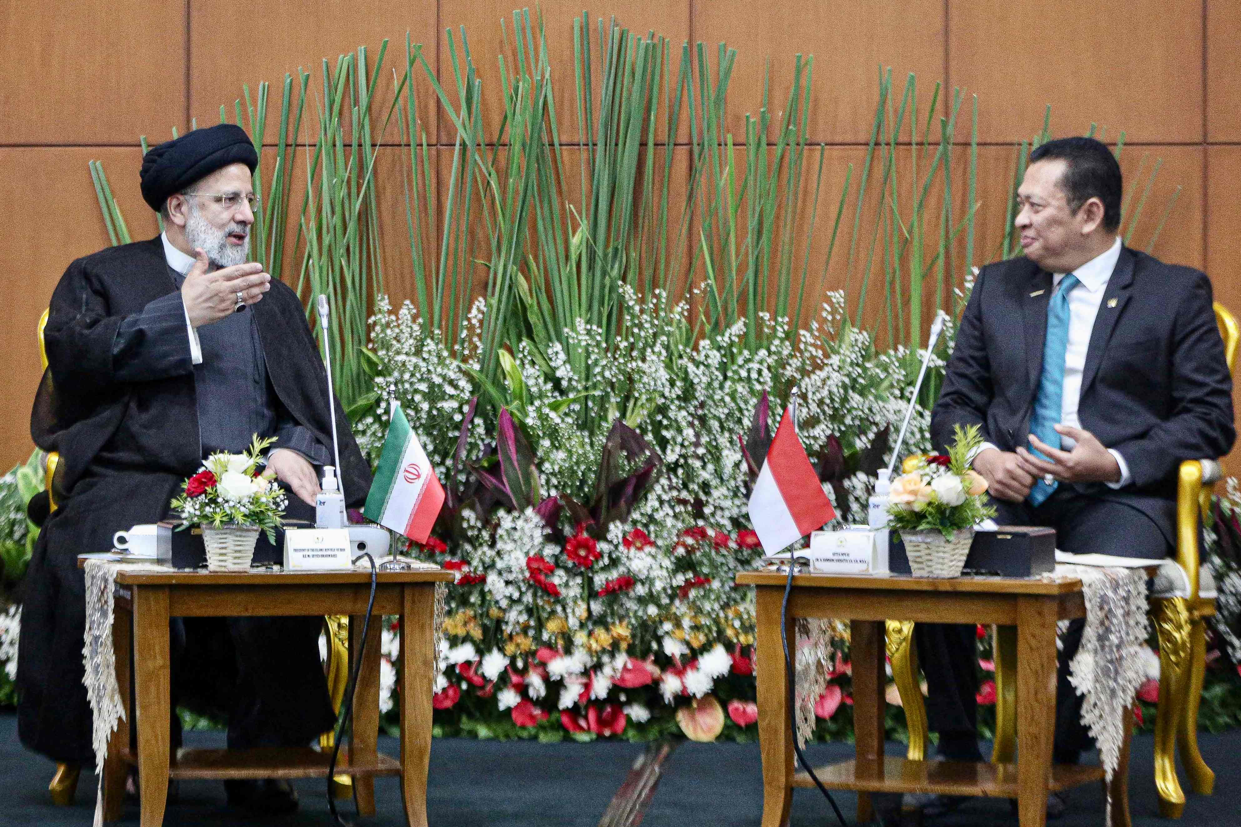 Ketua MPR Bambang Soesatyo (kanan) bertemu dengan Presiden Iran Ebrahim Raisi