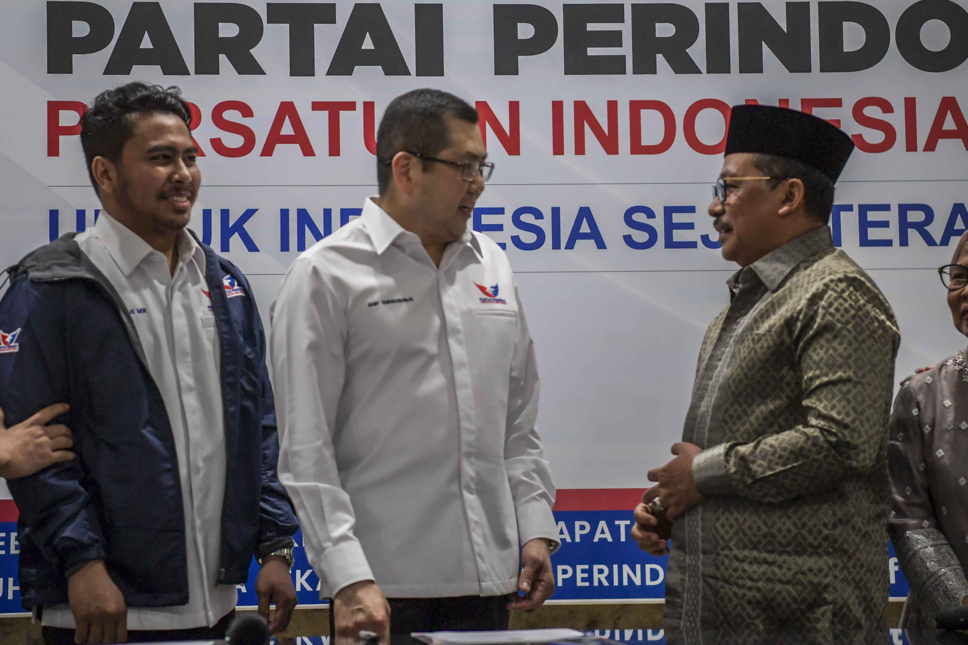 Wamenag Zainut Tauhid Sa'adi (kanan) berbincang dengan Ketum Partai Perindo Hary Tanoesoedibjo (tengah) usai pelantikan 