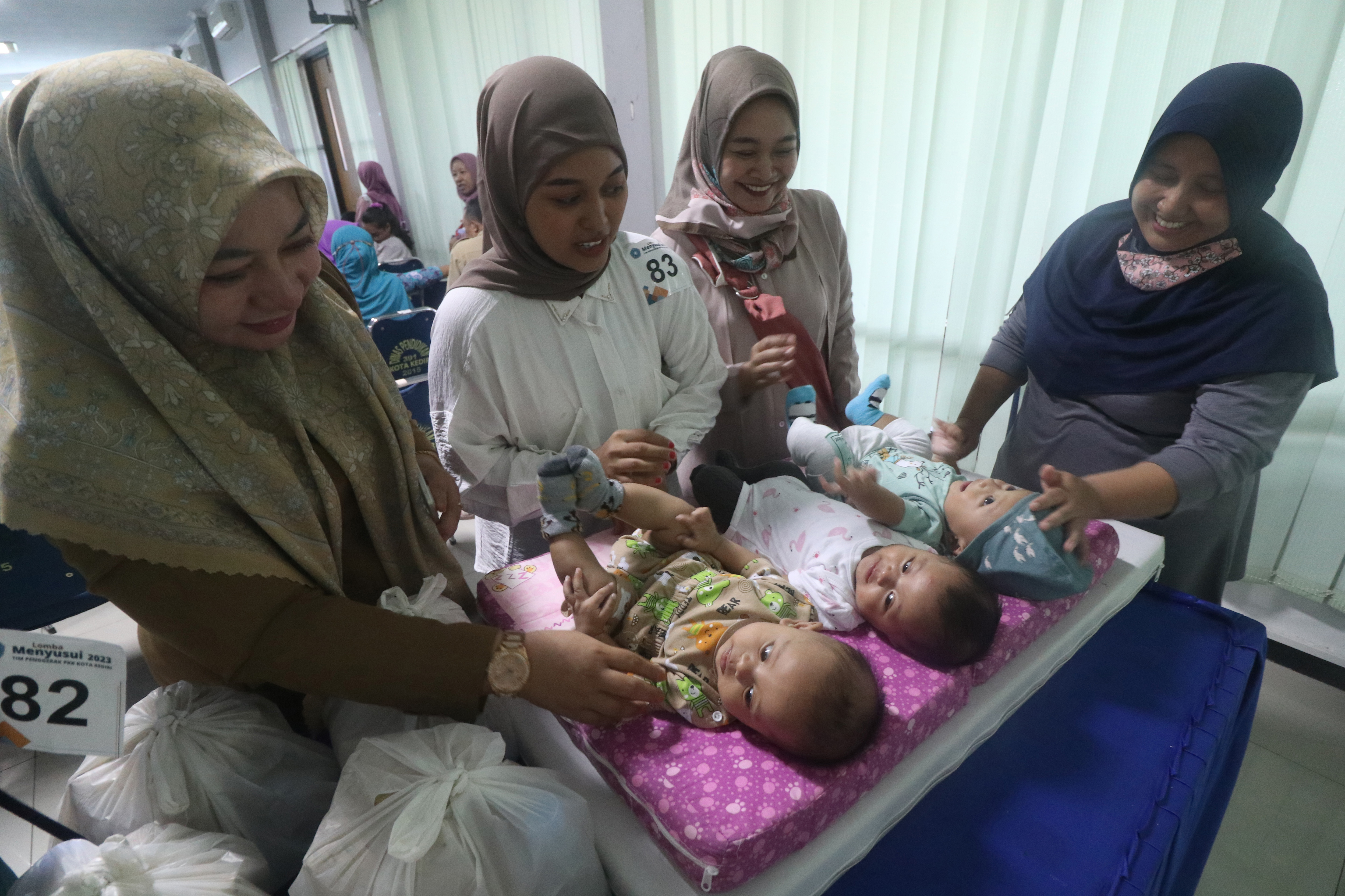 Ilustrasi--Sejumlah ibu dan bayi di Kota Kediri, Jawa Timur.