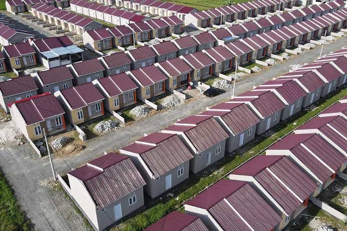 Pemerintah menyediakan rumah bersubsidi untuk MBR demi mengentaskan angka backlog perumahan