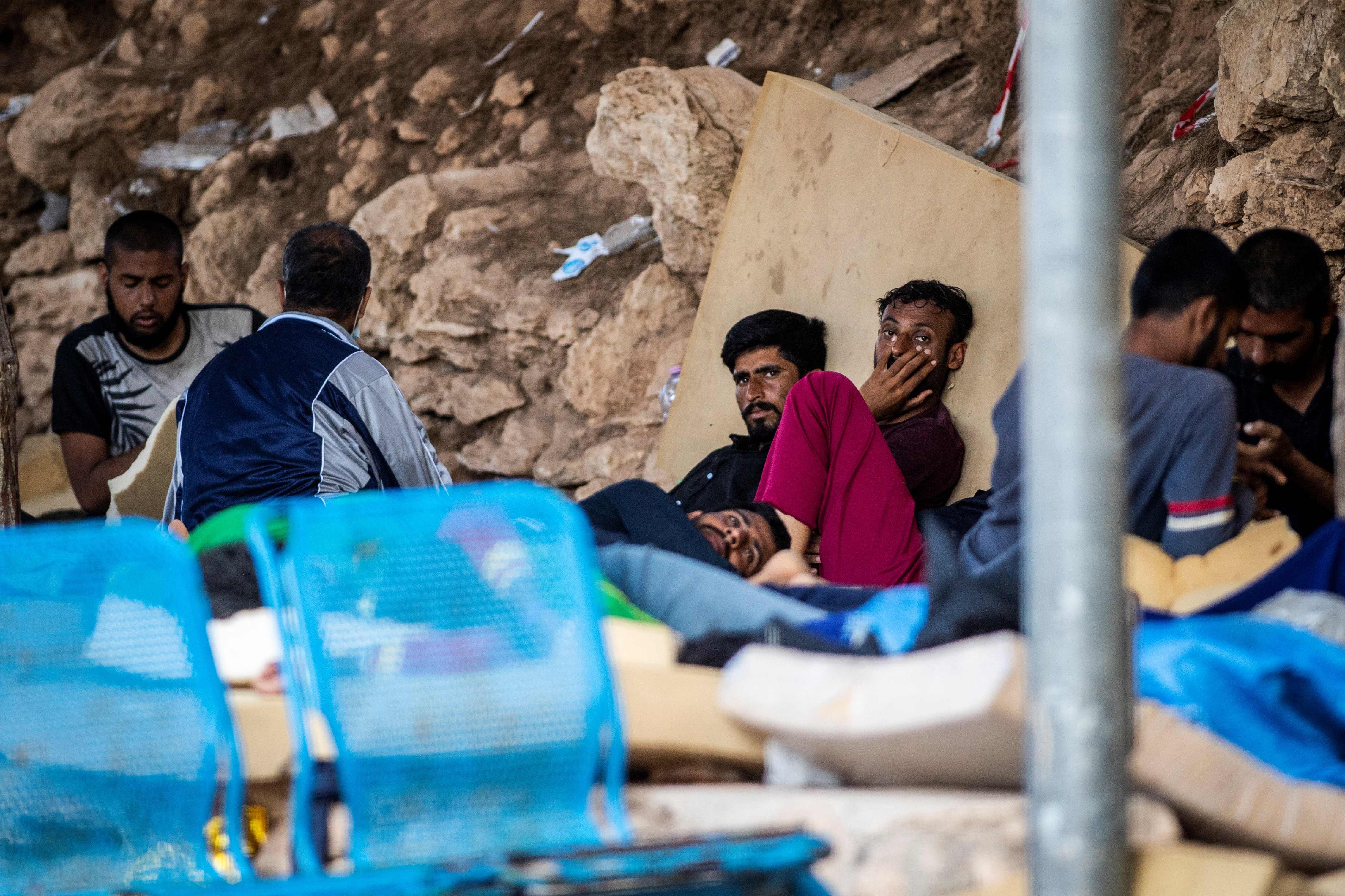 Sejumlah imigran beristirahat di Pelagie, Italia. 