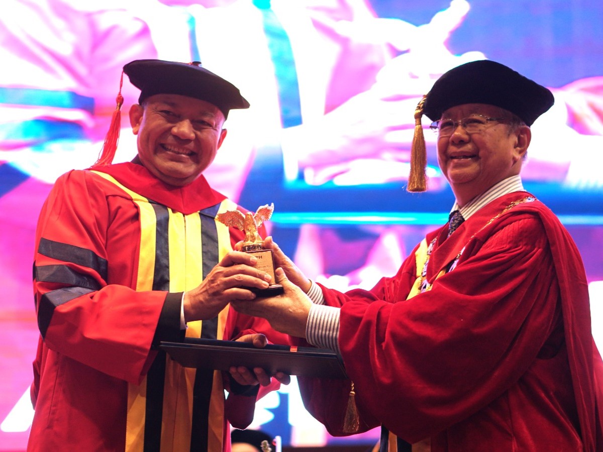 Prosesi upacara kelulusan UPH