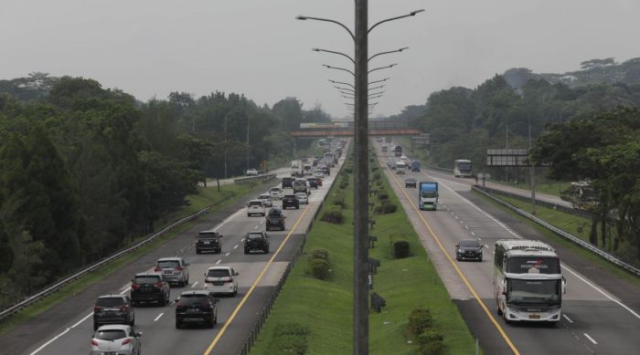 Ilustrasi kendaraan melintas di jalan tol 