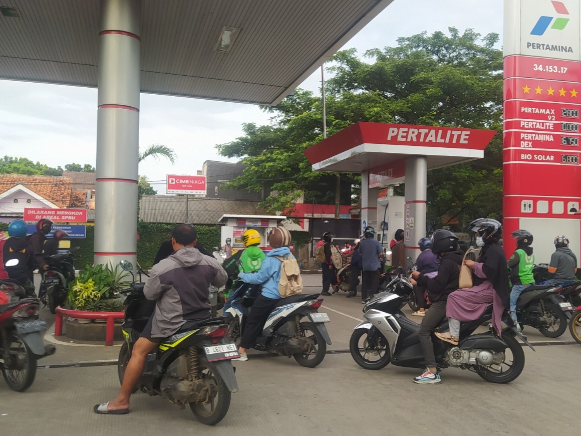 Konsumen antre mengisi BBM di SPBU wilayah Serpong, Tangerang Selatan, Senin (9/1/2023). 
