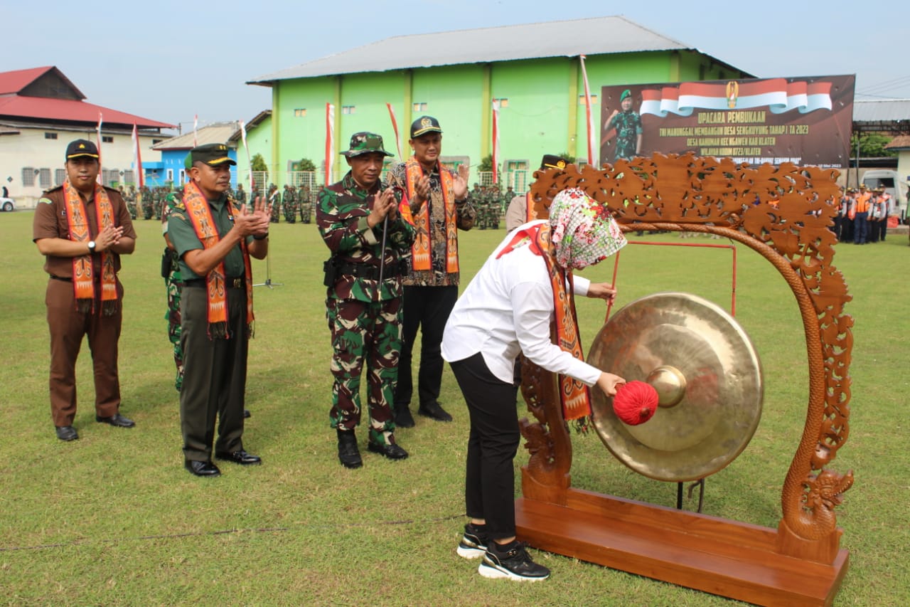 Bupati Klaten Sri Mulyani membuka kegiatan TMMD Sengkuyung I/2023
