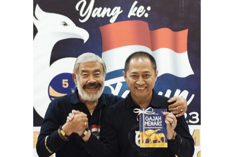 Penulis Setyo Wardoyo (kanan) bersama Gubernur ABN IGK Manila (kiri) saat peluncuran Gajah Menari, di Jakarta, Selasa (2/5).