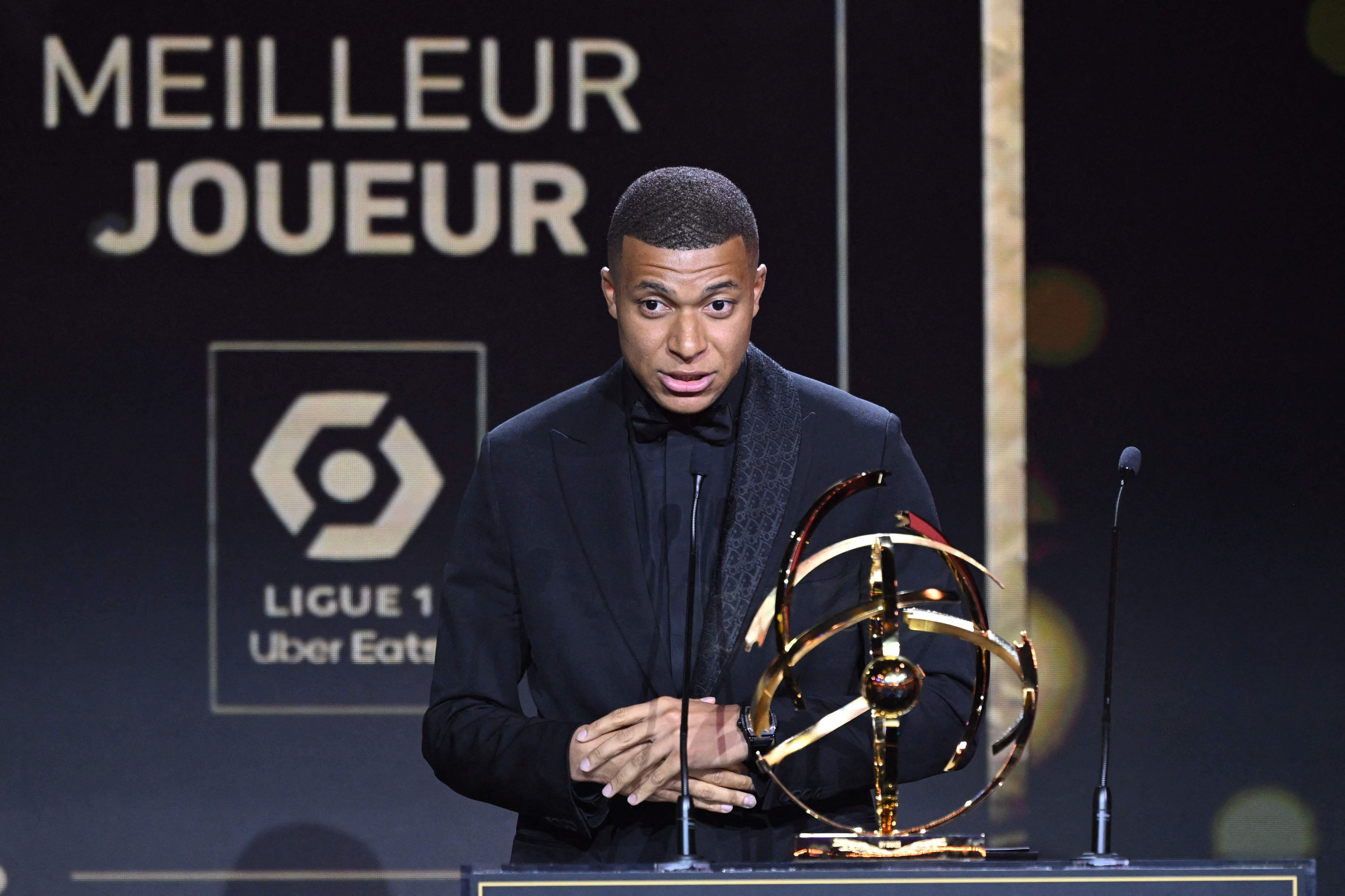 Kylian Mbappe saat menerima penghargaan sebagai pemain terbaik Liga Prancis, pada 28 Mei 2023.