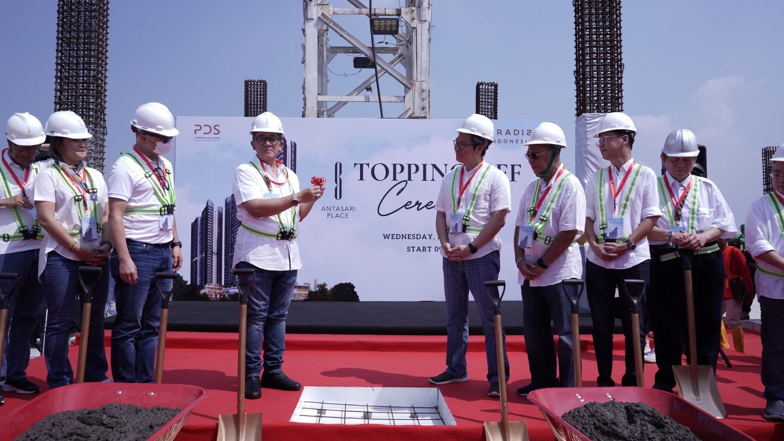 Topping off pembangunan tower 1 apartemen Antasari Place, Rabu (31/5)