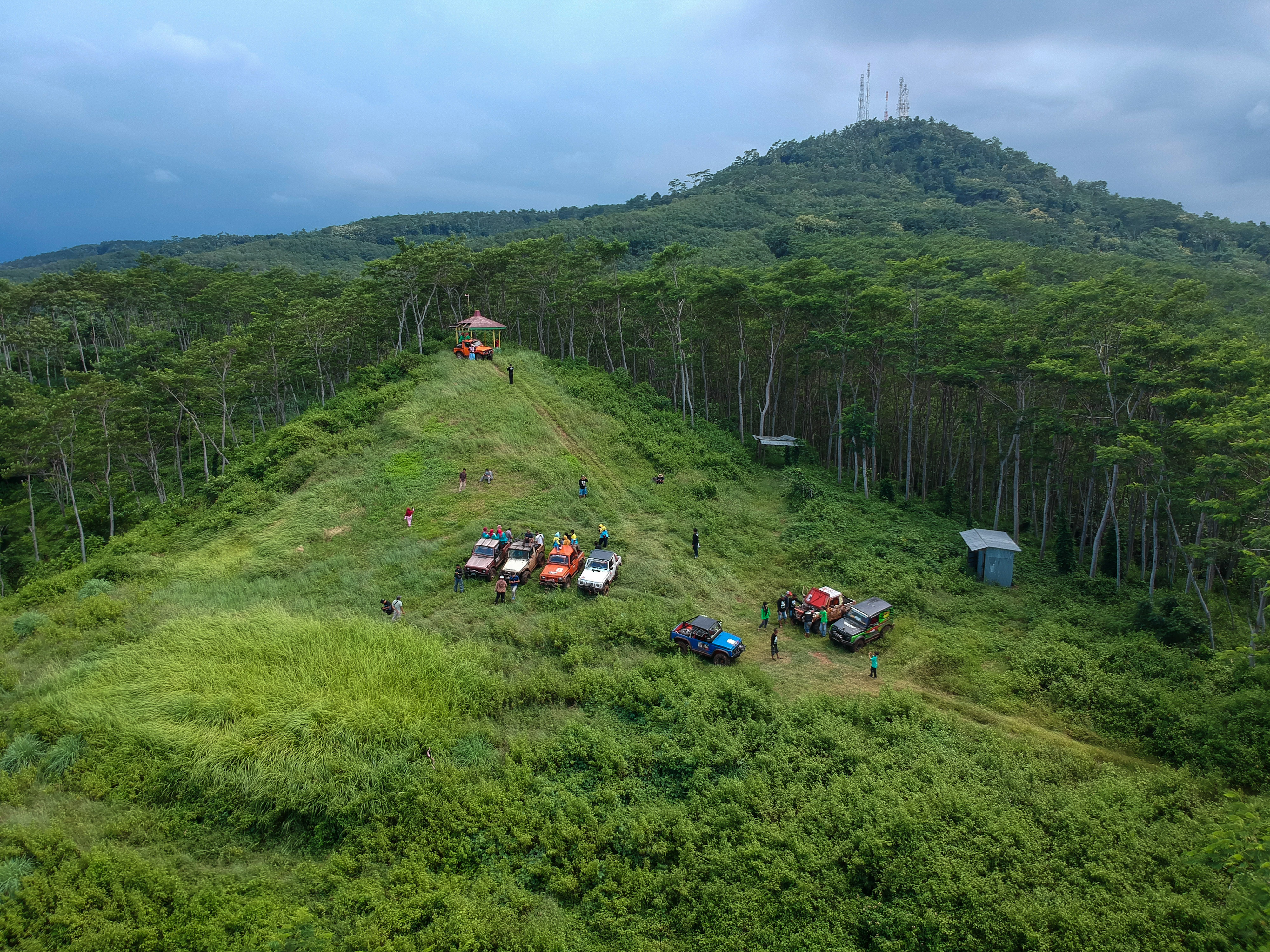Foto udara wisatawan menikmati pemandangan usai menyusuri hutan di Kabupaten Batang, Jawa Tengah, Minggu (26/12/2021).