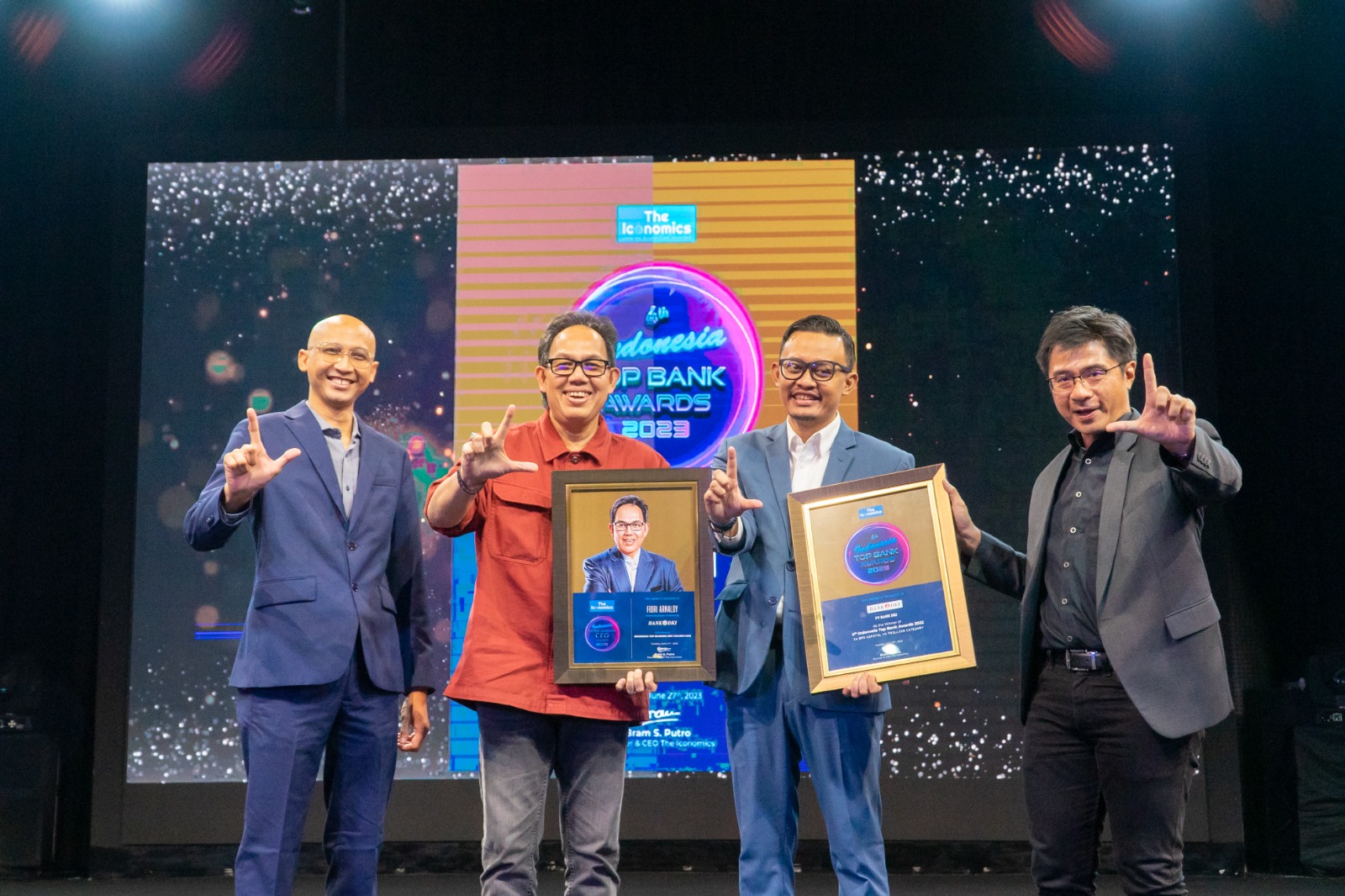 Dirut Bank DKI Firdi Arnaldy menerima penghargaan sebagai Top Banking CEO 2023