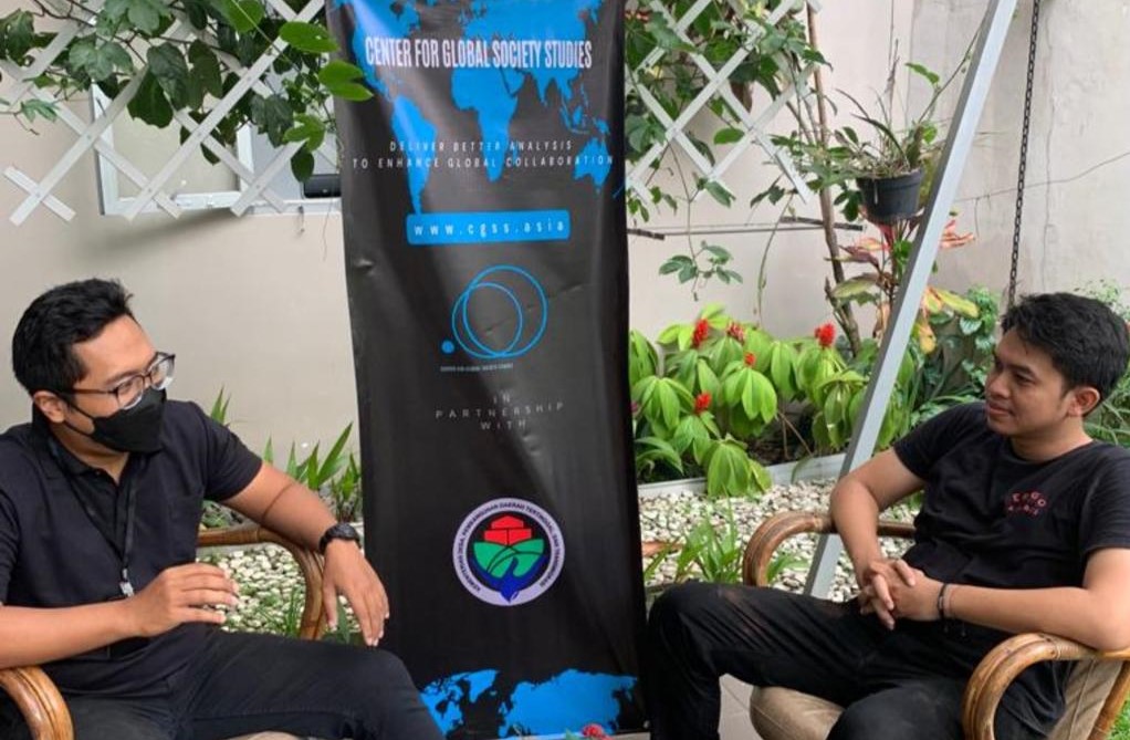 Peneliti Center for Global Society Studies (CGSS), Rian Apriansyah (kanan).