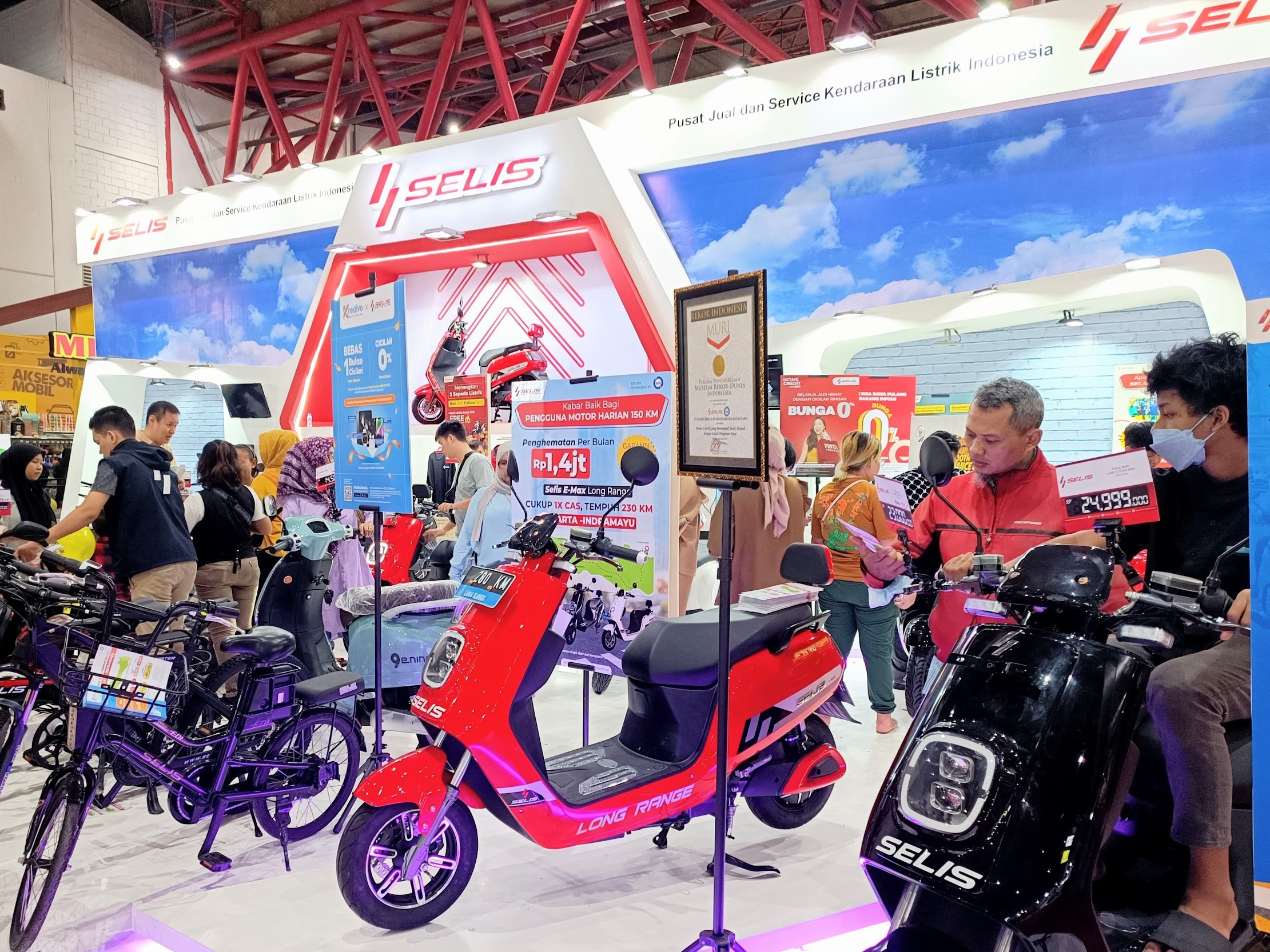 Pameran sepeda motor listrik di PRJ.