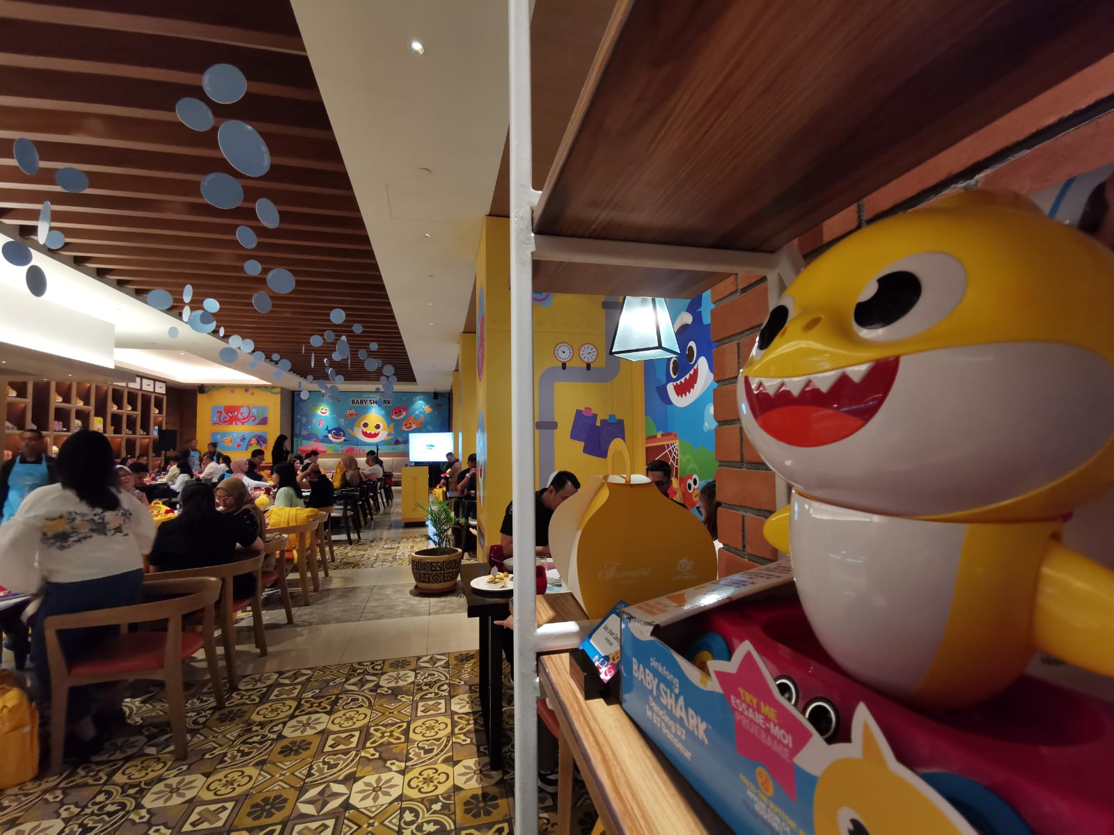 Fairmont Jakarta menyiapkan Pinkfong Baby Shark Dine & Stay Experience mulai Kamis, 22 Juni 2023.