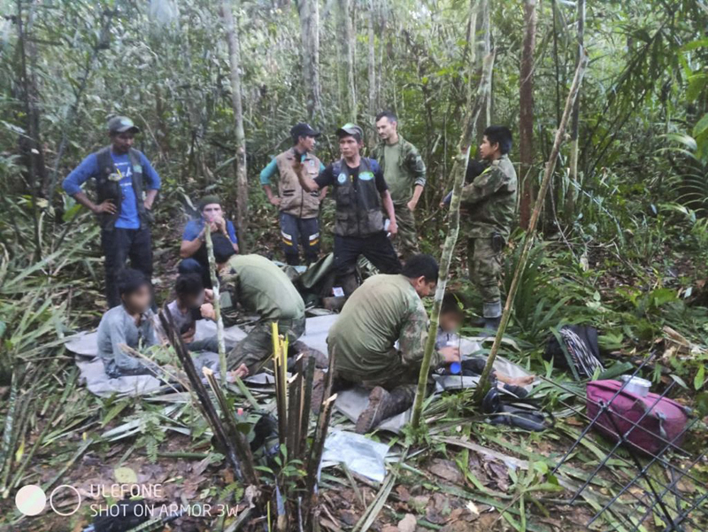 40 hari setelah kecelakaan pesawat di hutan Amazon, militer berhasil menemukan empat anak ini dalam kondisi selamat.