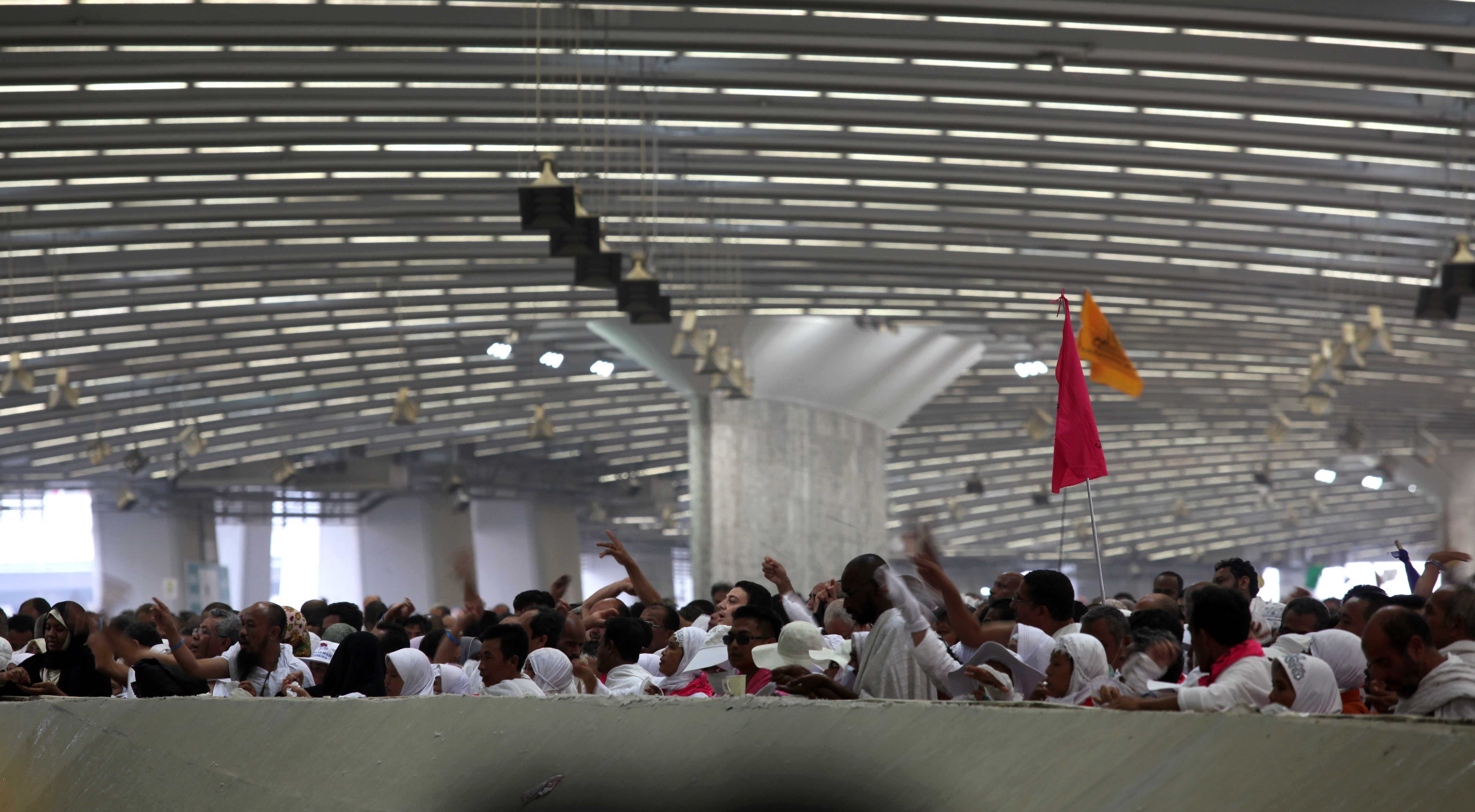 Ribuan jamaah haji melontar Jumrah Aqabah