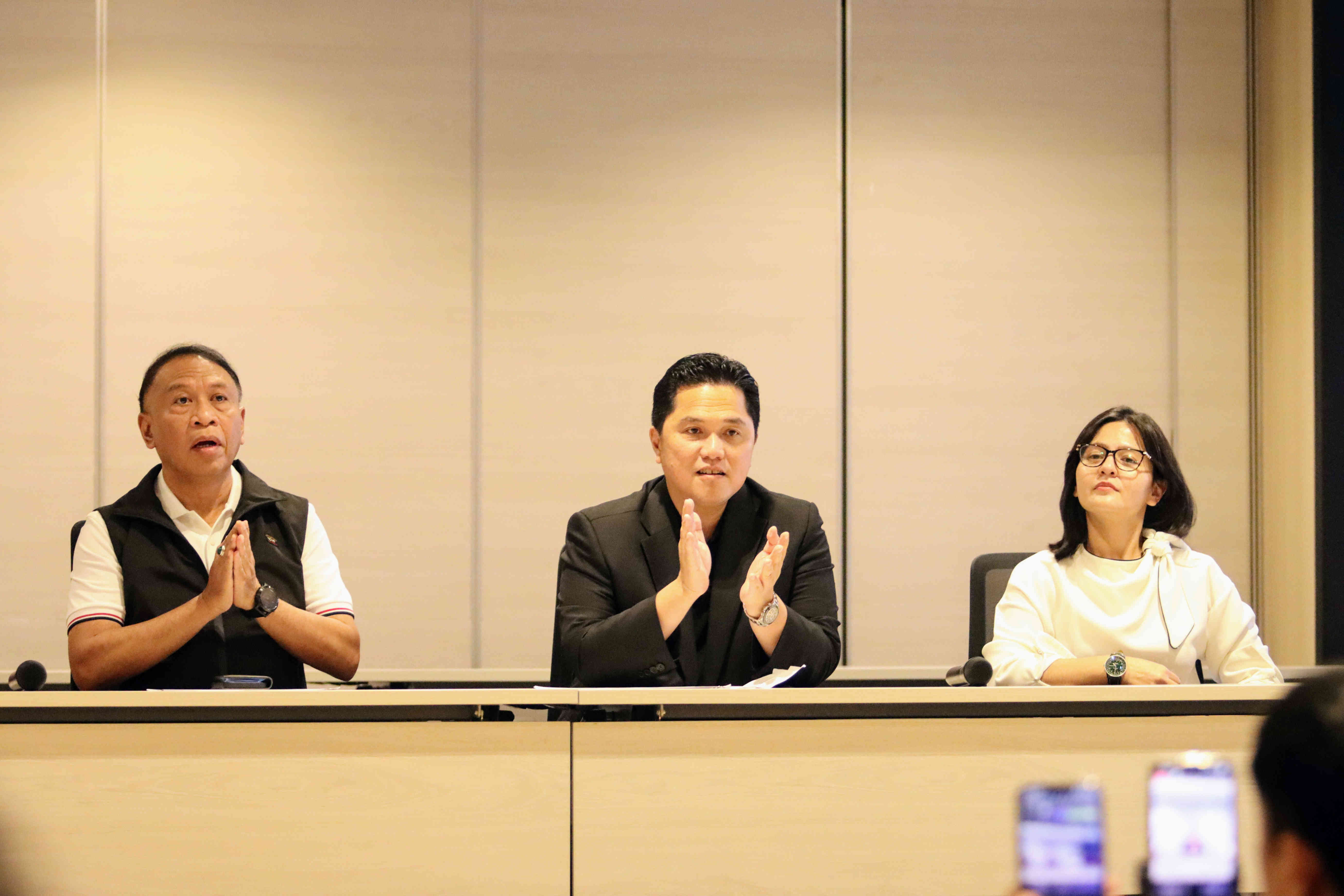 Ketua Umum PSSI Erick Thohir (tengah) saat jumpa pers Indonesia sebagai tuan rumah Piala Dunia U-17 2023, di Jakarta, Sabtu (24/6).
