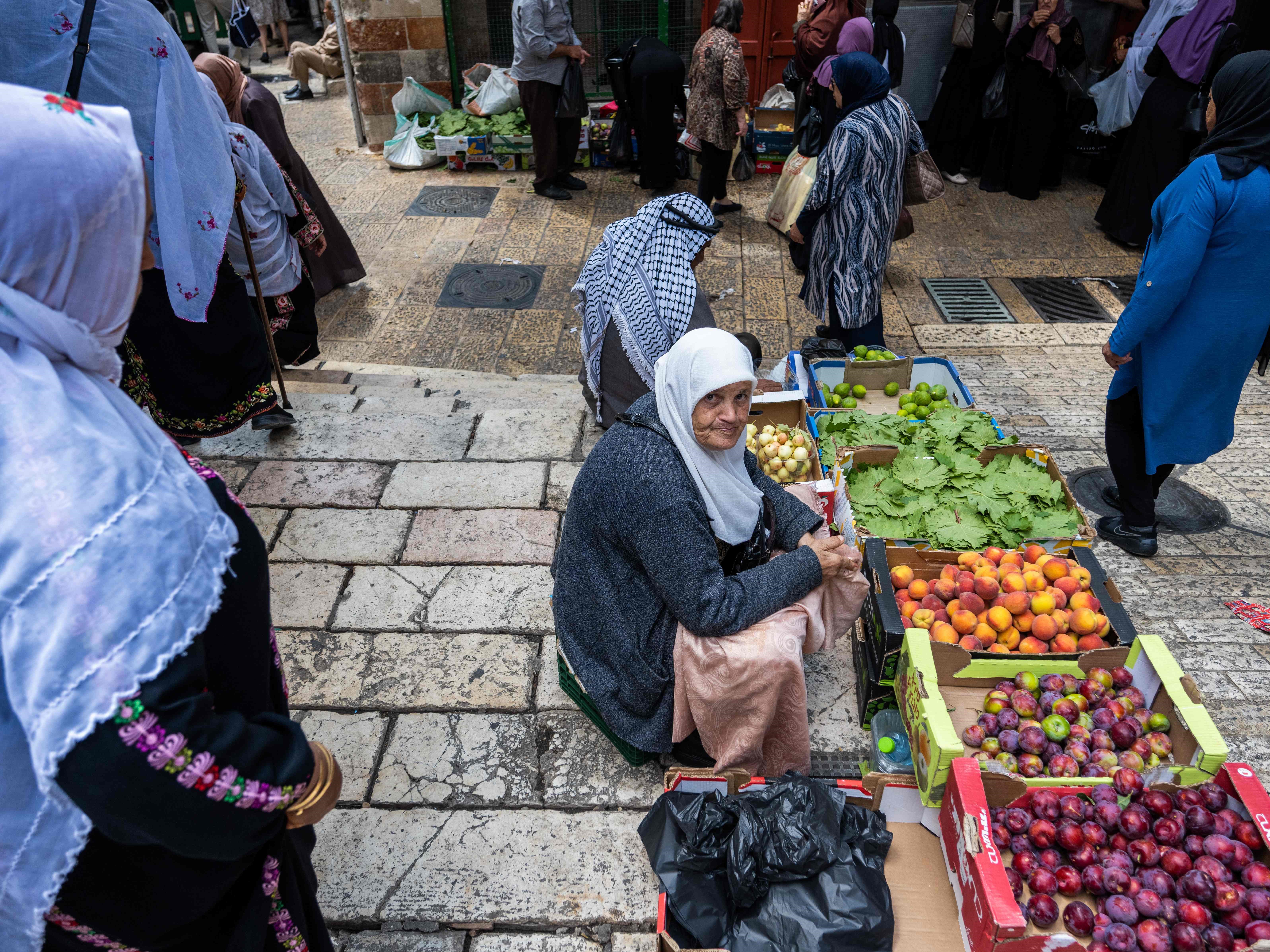 Penjual buah dan sayur menunggu pelanggan di area pasar di kawasan tua Jerusalem pada 18 Juni 2023.