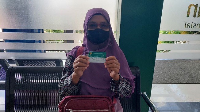 Lisnawati, ibu berusia 50 tahun ini, telah merasakan sendiri kemudahan mendapat kacamata melalui program JKN. 