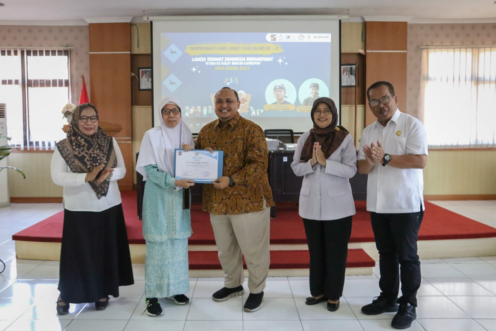 Acara peringatan Hari Lanjut Usia (Lansia) Nasional di Kantor Dinas Kesehatan Kota Bogor, Jawa Barat.