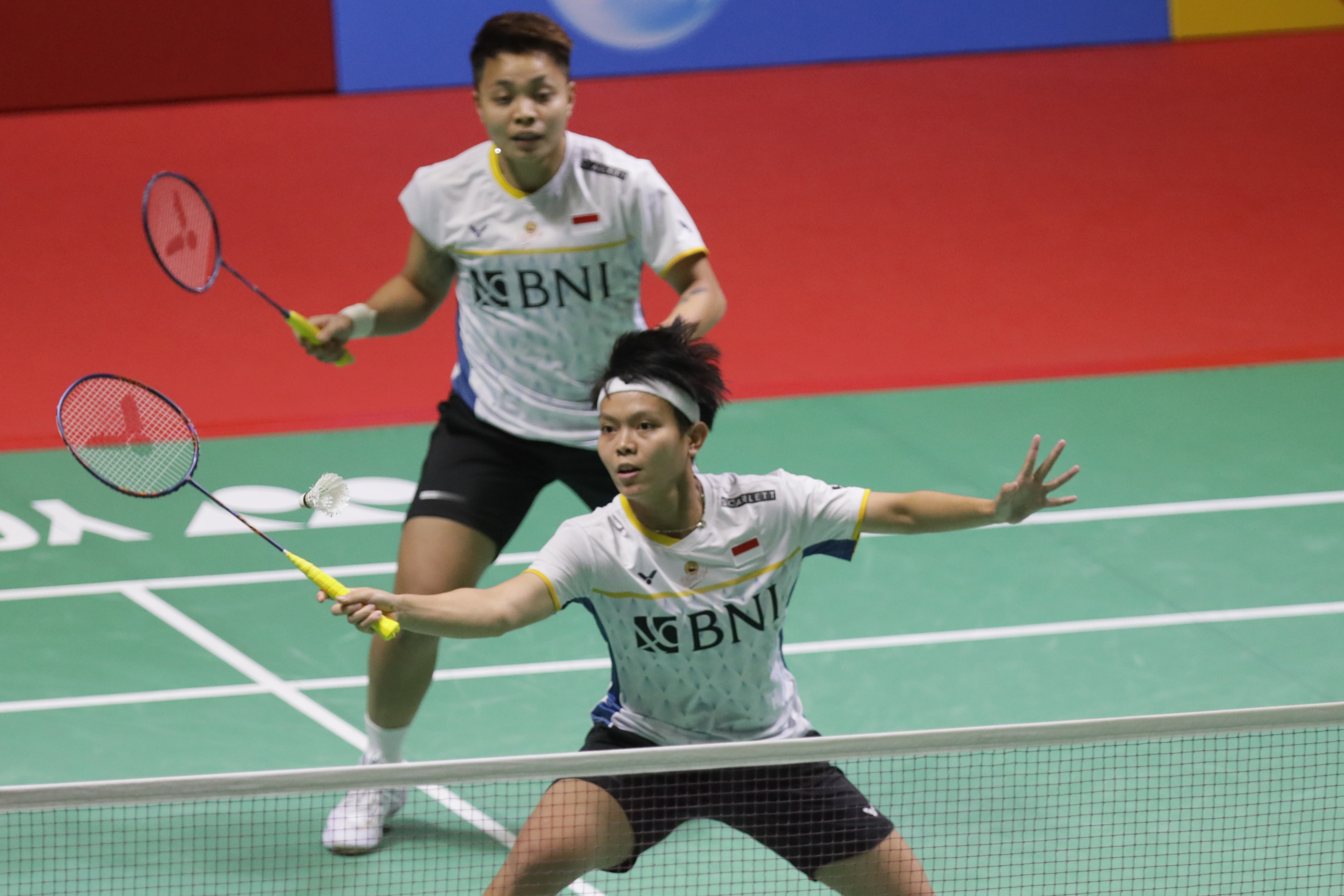 Apriyani Rahayu/Siti Fadia Silva Ramadhanti berusaha mengembalikan kok ke arah ganda putri Yuki Fukushima/Sayaka Hirota